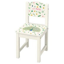 Afbeelding in Gallery-weergave laden, kinderstoel stoeltje met naam gepersonaliseerd mies to go aquarel handgeschilderd kinderkamer babykamer kraamcadeau kraamkado verjaardag kind cadeau pauw vogel