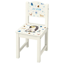 Afbeelding in Gallery-weergave laden, kinderstoel stoeltje met naam gepersonaliseerd mies to go aquarel handgeschilderd kinderkamer babykamer kraamcadeau kraamkado verjaardag kind cadeau pinguin pinguins winterdieren kerstmis