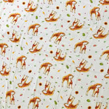 Lade das Bild in den Galerie-Viewer, Baby Wickeltuch Musselin Giraffen XL - 120x120cm groß