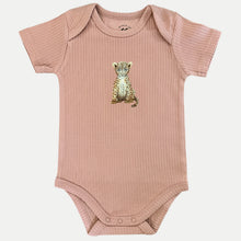 Lade das Bild in den Galerie-Viewer, Meegroeiromper luipaardje - blush shortsleeve