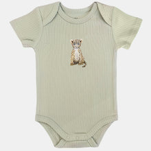Lade das Bild in den Galerie-Viewer, Meegroeiromper luipaardje - sage shortsleeve