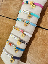 Afbeelding in Gallery-weergave laden, armbandje met naam gepersonaliseerd armbandje ibiza lint goud verguild sieraden juwelen jewellery bracelet handgemaakt gegraveerd goud verguld World of Mies