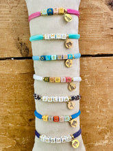 Afbeelding in Gallery-weergave laden, armbandje met naam gepersonaliseerd armbandje ibiza lint goud verguild sieraden juwelen jewellery bracelet handgemaakt gegraveerd goud verguld World of Mies