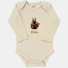 Afbeelding in Gallery-weergave laden, Baby romper beer met naam - vanille longsleeve