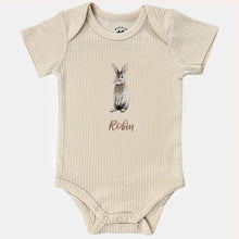 Afbeelding in Gallery-weergave laden, Baby romper konijn met naam - vanille shortsleeve