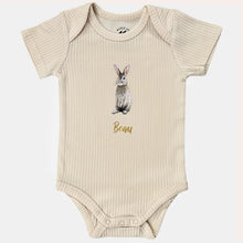 Afbeelding in Gallery-weergave laden, Baby romper konijn met naam - vanille shortsleeve