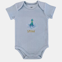 Afbeelding in Gallery-weergave laden, Baby romper octopus met naam - soft blue shortsleeve