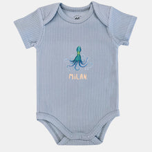 Afbeelding in Gallery-weergave laden, Baby romper octopus met naam - soft blue shortsleeve