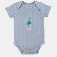 Afbeelding in Gallery-weergave laden, Baby romper octopus met naam - soft blue shortsleeve