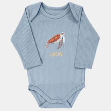 Afbeelding in Gallery-weergave laden, Baby romper zeeschildpad met naam - soft blue longsleeve
