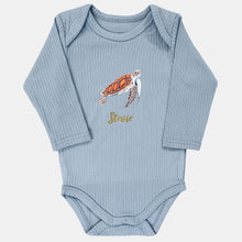 Afbeelding in Gallery-weergave laden, Baby romper zeeschildpad met naam - soft blue longsleeve