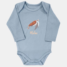 Afbeelding in Gallery-weergave laden, Baby romper zeeschildpad met naam - soft blue longsleeve