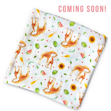 Lade das Bild in den Galerie-Viewer, Baby Wickeltuch Musselin Giraffen XL - 120x120cm groß