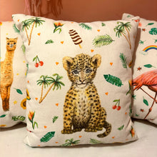 Afbeelding in Gallery-weergave laden, Canvas kussen – baby luipaard | baby- en kinderkamer decoratie