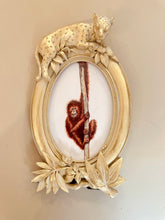 Afbeelding in Gallery-weergave laden, Goudkleurig luipaard lijstje met aap art print
