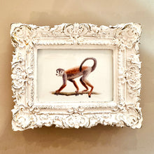 Afbeelding in Gallery-weergave laden, Wit barok lijstje met aapje art print
