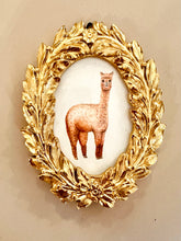 Afbeelding in Gallery-weergave laden, Goudkleurig bloemenlijstje met alpaca art print

