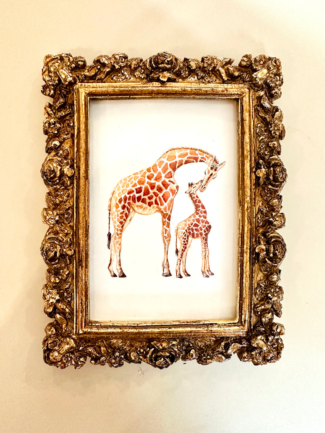 Goudkleurig bloemenlijstje met giraffen art print
