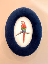 Afbeelding in Gallery-weergave laden, Donkerblauw fluwelen lijstje met papegaai art print
