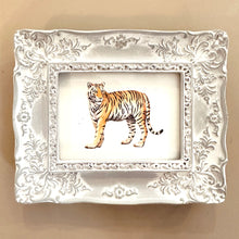 Afbeelding in Gallery-weergave laden, Lichtgrijs barok lijstje met tijger art print
