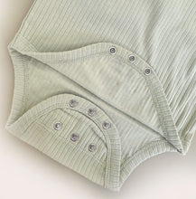 Lade das Bild in den Galerie-Viewer, Meegroeiromper luipaardje - sage shortsleeve