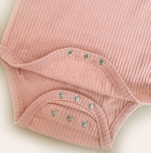 Afbeelding in Gallery-weergave laden, Meegroeiromper flamingo - blush shortsleeve
