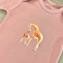 Afbeelding in Gallery-weergave laden, Baby romper giraf - blush shortsleeve