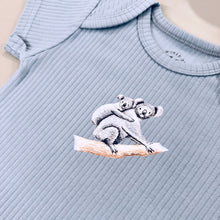 Afbeelding in Gallery-weergave laden, Meegroeiromper koala - soft blue shortsleeve