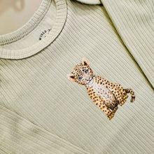 Afbeelding in Gallery-weergave laden, Meegroeiromper luipaardje - sage longsleeve