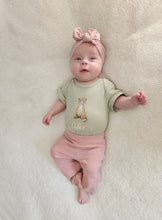 Afbeelding in Gallery-weergave laden, Meegroeiromper luipaardje - sage longsleeve