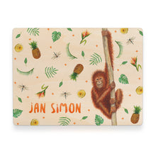 Afbeelding in Gallery-weergave laden, Memorybox met naam kraamcadeau speelgoedkist herinneringskist houten kist opberger kinderkamer kinderkamerinspiratie mies to go handgeschilderd dieren in aquarel baby jongen aap aapje