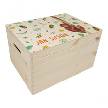 Afbeelding in Gallery-weergave laden, Memorybox met naam kraamcadeau speelgoedkist herinneringskist houten kist opberger kinderkamer kinderkamerinspiratie mies to go handgeschilderd dieren in aquarel baby aap aapje