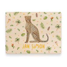 Load image into Gallery viewer, Memorybox met naam kraamcadeau speelgoedkist herinneringskist houten kist opberger kinderkamer kinderkamerinspiratie mies to go handgeschilderd dieren in aquarel baby cheetah jongen