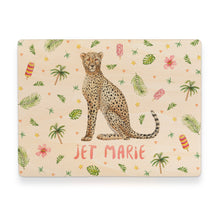 Load image into Gallery viewer, Memorybox met naam kraamcadeau speelgoedkist herinneringskist houten kist opberger kinderkamer kinderkamerinspiratie mies to go handgeschilderd dieren in aquarel baby cheetah meisje