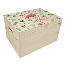 Load image into Gallery viewer, Memorybox met naam kraamcadeau speelgoedkist herinneringskist houten kist opberger kinderkamer kinderkamerinspiratie mies to go handgeschilderd dieren in aquarel baby flamingo meisje