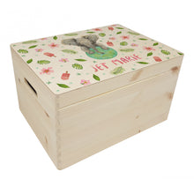 Afbeelding in Gallery-weergave laden, Memorybox met naam kraamcadeau speelgoedkist herinneringskist houten kist opberger kinderkamer kinderkamerinspiratie mies to go handgeschilderd dieren in aquarel baby olifant meisje jungle