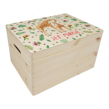 Lade das Bild in den Galerie-Viewer, Memorybox met naam kraamcadeau speelgoedkist herinneringskist houten kist opberger kinderkamer kinderkamerinspiratie mies to go handgeschilderd dieren in aquarel baby giraf jungle meisje
