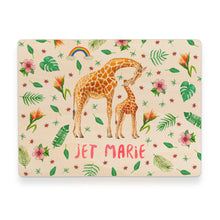 Lade das Bild in den Galerie-Viewer, Memorybox met naam kraamcadeau speelgoedkist herinneringskist houten kist opberger kinderkamer kinderkamerinspiratie mies to go handgeschilderd dieren in aquarel baby giraf meisje jungle