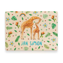 Lade das Bild in den Galerie-Viewer, Memorybox met naam kraamcadeau speelgoedkist herinneringskist houten kist opberger kinderkamer kinderkamerinspiratie mies to go handgeschilderd dieren in aquarel baby giraf jongen jungle