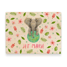 Afbeelding in Gallery-weergave laden, Memorybox met naam kraamcadeau speelgoedkist herinneringskist houten kist opberger kinderkamer kinderkamerinspiratie mies to go handgeschilderd dieren in aquarel baby olifant jungle meisje