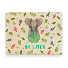 Afbeelding in Gallery-weergave laden, Memorybox met naam kraamcadeau speelgoedkist herinneringskist houten kist opberger kinderkamer kinderkamerinspiratie mies to go handgeschilderd dieren in aquarel baby olifant jungle jongen