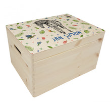 Lade das Bild in den Galerie-Viewer, Memorybox kraamcadeau speelgoedkist herinneringskist houten kist opberger kinderkamer kinderkamerinspiratie mies to go handgeschilderd dieren in aquarel zebra
