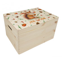 Afbeelding in Gallery-weergave laden, Memorybox met naam kraamcadeau speelgoedkist herinneringskist houten kist opberger kinderkamer kinderkamerinspiratie mies to go handgeschilderd dieren in aquarel baby eekhoorn jongen meisje
