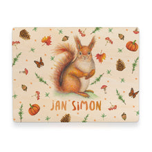 Afbeelding in Gallery-weergave laden, Memorybox met naam kraamcadeau speelgoedkist herinneringskist houten kist opberger kinderkamer kinderkamerinspiratie mies to go handgeschilderd dieren in aquarel baby eekhoorn jongen meisje