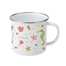 Load image into Gallery viewer, emaille beker met naam Mies to Go met zeedieren - krab zeepaardje zeeschildpad - kraamcadeau voor baby - verjaardag kind - handgeschilderd aquarel design