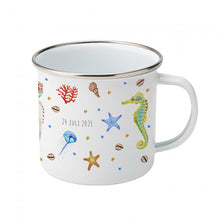 Load image into Gallery viewer, emaille beker met naam Mies to Go met zeedieren - krab zeepaardje zeeschildpad - kraamcadeau voor baby - verjaardag kind - handgeschilderd aquarel design