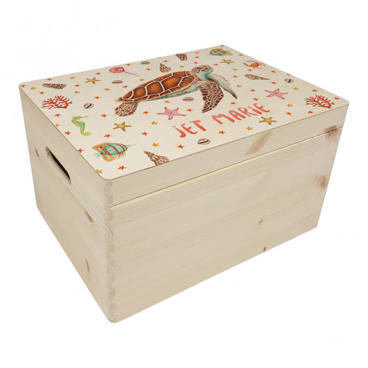 Memorybox met naam kraamcadeau speelgoedkist herinneringskist houten kist opberger kinderkamer kinderkamerinspiratie mies to go handgeschilderd dieren in aquarel baby meisje zeeschildpad zeedieren vis