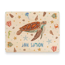 Lade das Bild in den Galerie-Viewer, Memorybox met naam kraamcadeau speelgoedkist herinneringskist houten kist opberger kinderkamer kinderkamerinspiratie mies to go handgeschilderd dieren in aquarel baby zeeschildpad jongen zeedieren vis