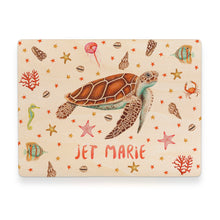 Lade das Bild in den Galerie-Viewer, Memorybox met naam kraamcadeau speelgoedkist herinneringskist houten kist opberger kinderkamer kinderkamerinspiratie mies to go handgeschilderd dieren in aquarel baby zeeschildpad meisje vis zeedieren