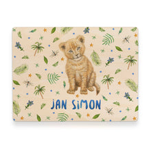 Afbeelding in Gallery-weergave laden, Memorybox met naam kraamcadeau speelgoedkist herinneringskist houten kist opberger kinderkamer kinderkamerinspiratie mies to go handgeschilderd dieren in aquarel baby leeuw leeuwtje welpje jongen